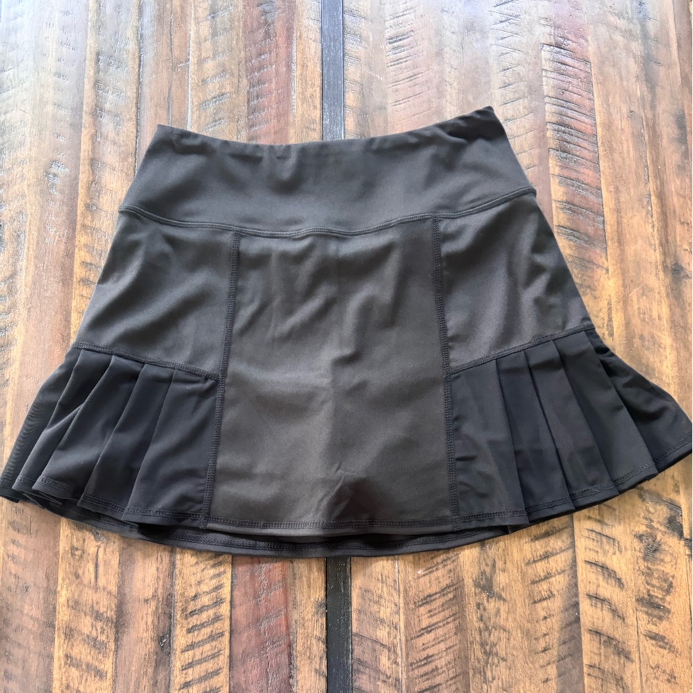 NWOT VOGO Athletica Black Pleated Athletic Skort. Size M